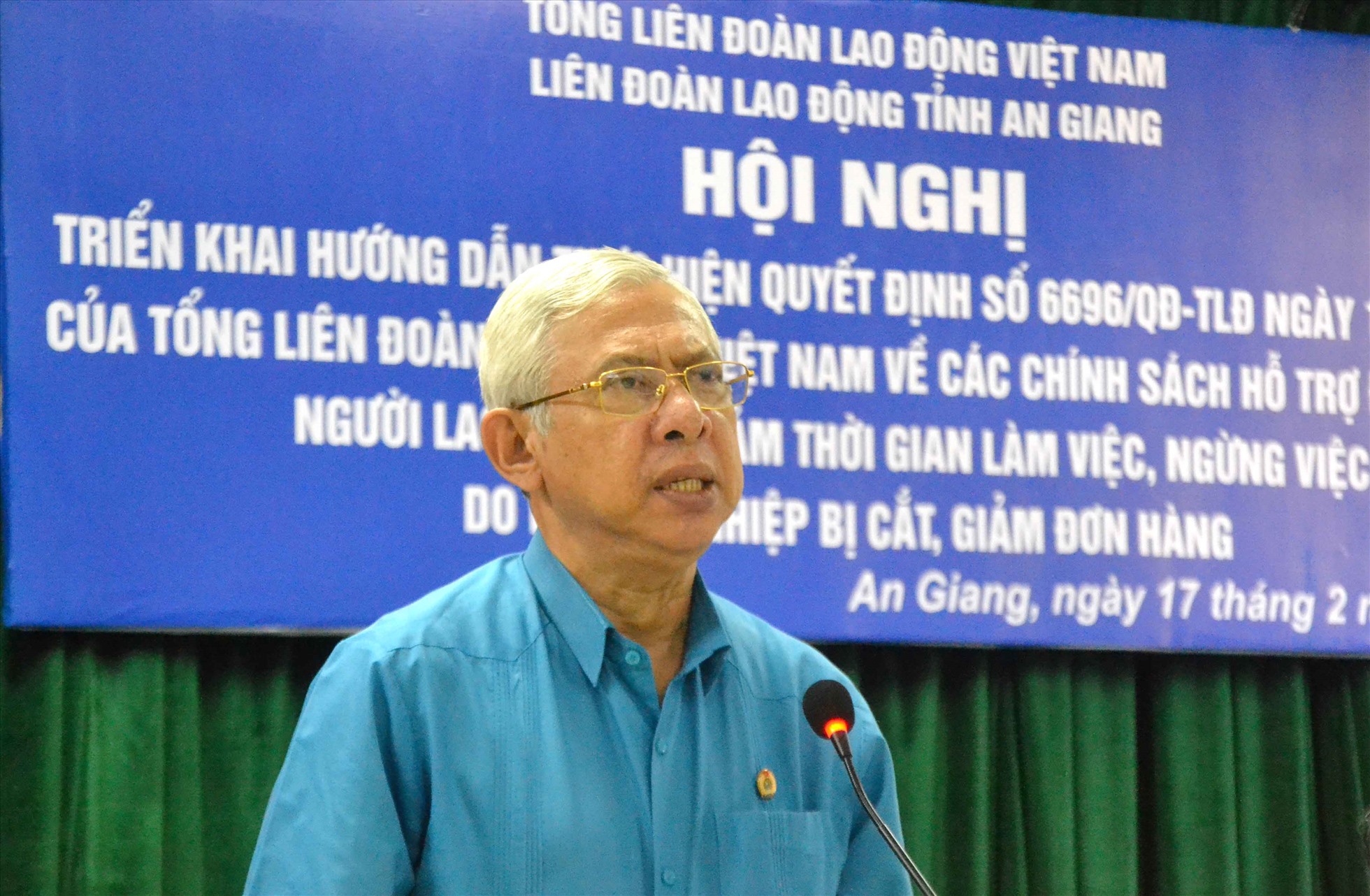 Chủ tịch LĐLĐ tỉnh An Giang Nguyễn Thiện Phú phát biểu tại hội nghị. Ảnh: Lục Tùng