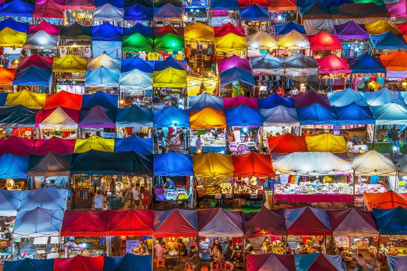 Chợ đêm ở Bangkok. Ảnh: ab in den urlaub