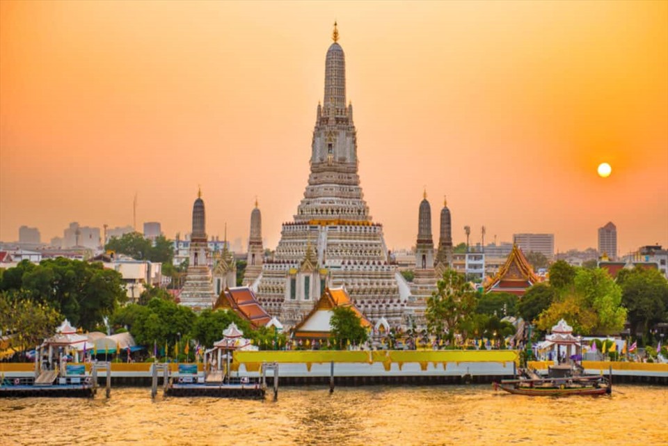 Wat Arun và Thonburi ở bờ tây sông Chao Phraya lúc hoàng hôn. Ảnh: Shutterstock
