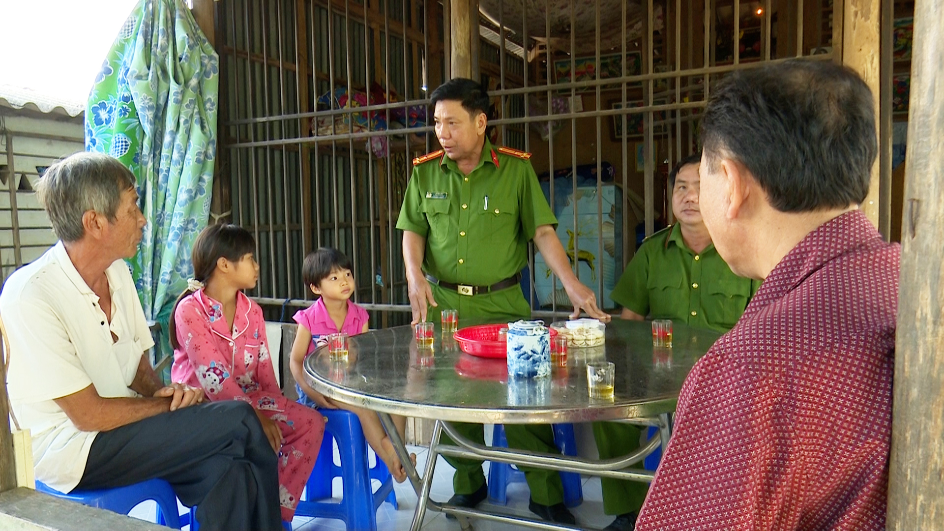 Thượng tá Lê Văn Đấu thăm hỏi, động viên người nhà và 6 con của phạm nhân đang chấp hành án phạt tù. Ảnh: Nghiêm Túc