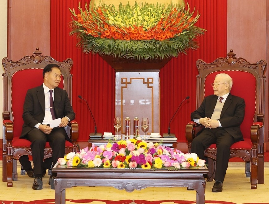 Tổng Bí thư Nguyễn Phú Trọng trao đổi với ông Thongsalith Mangnomek, Bí thư Trung ương Đảng, Chánh Văn phòng Trung ương Đảng Nhân dân Cách mạng Lào. Ảnh: TTXVN