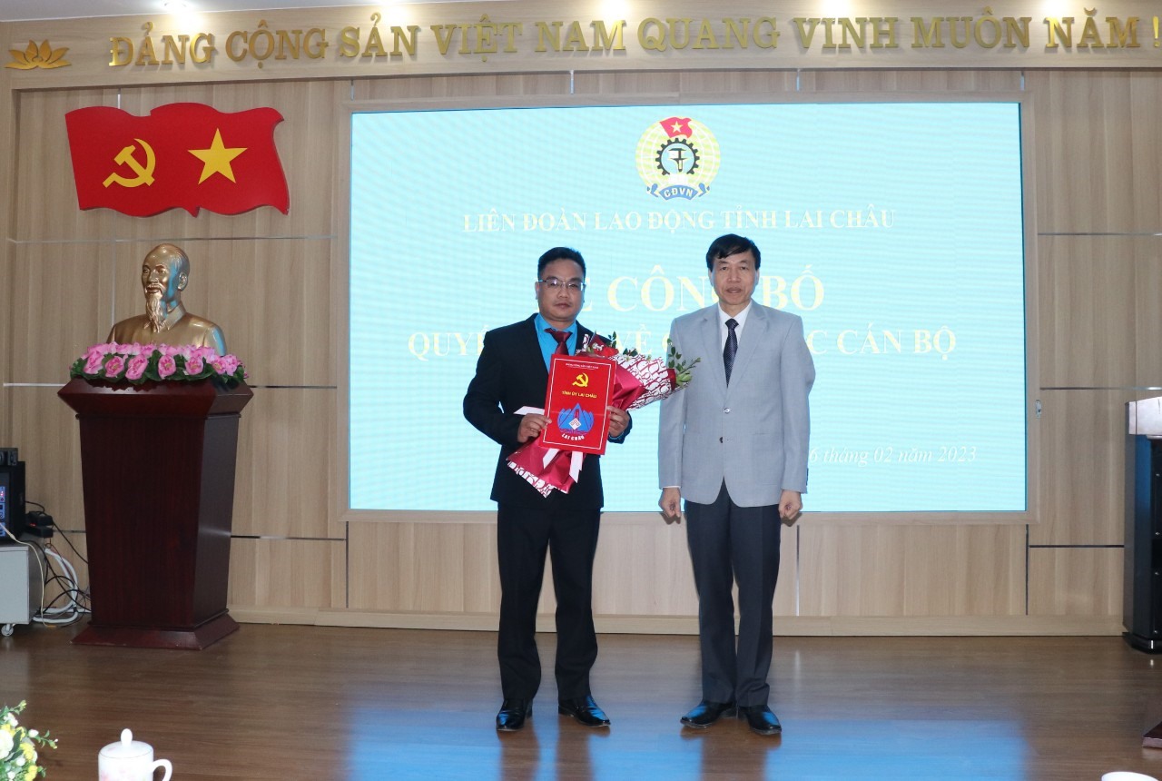 Ông Lê Văn Lương - Phó Bí thư Thường trực Tỉnh ủy Lai Châu trao Quyết định cho ông Lương Xuân Trường.