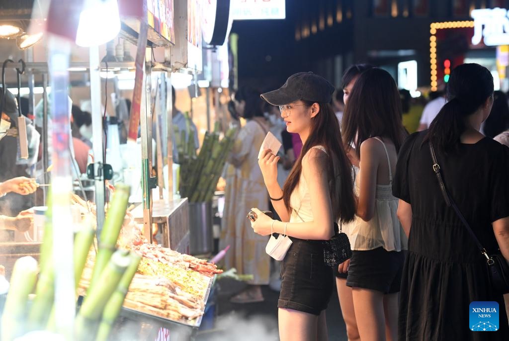 Chợ đêm ở Nam Ninh, Quảng Tây, ngày 3.8.2022. Ảnh: Xinhua