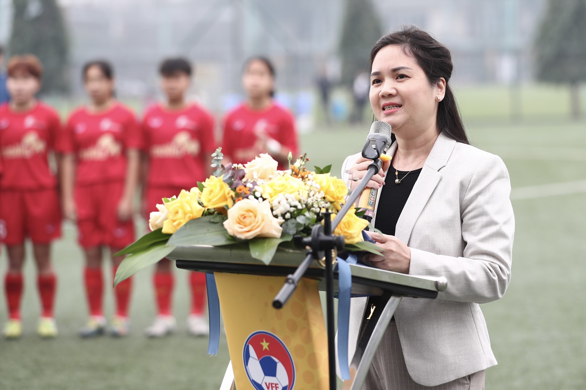 Bà Nguyễn Thanh Hà – Phó Tổng Thư ký, Trưởng BTC giải phát biểu khai mạc. Ảnh: VFF