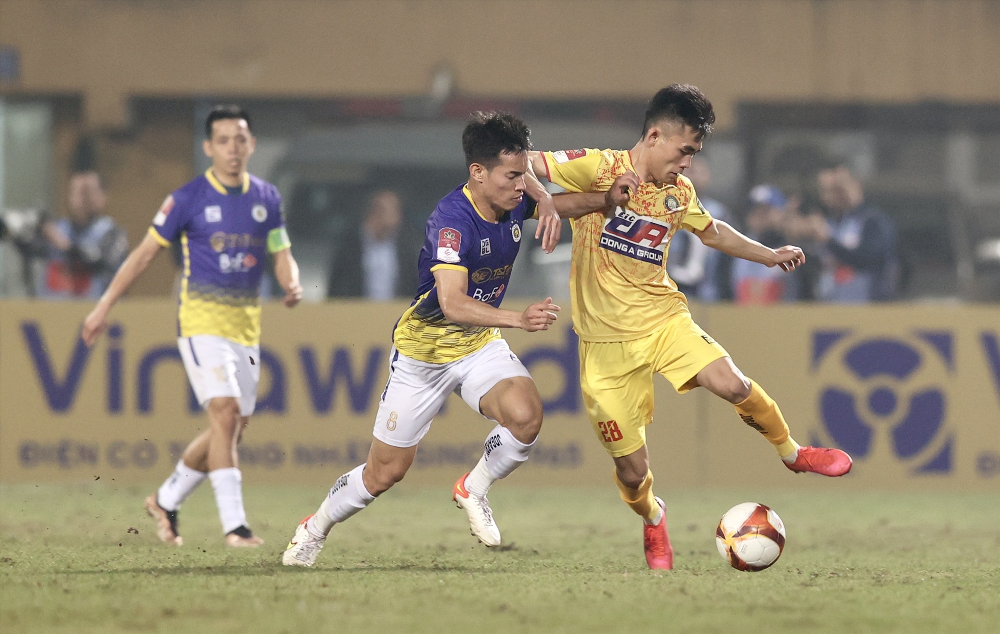 Câu lạc bộ Thanh Hoá gây sức ép lớn lên phần sân của Hà Nội nhằm tìm kiếm bàn mở tỉ số. Ảnh: Minh Dân