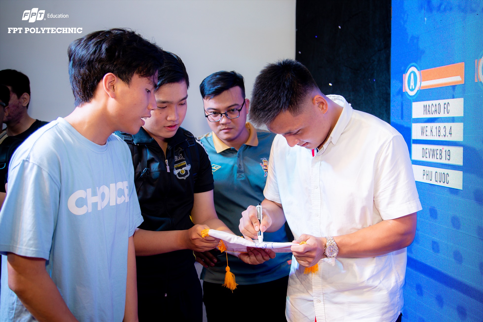 Thủ thành số 1 của đội tuyển futsal Việt Nam “kí mỏi tay” trong phần giao lưu với các bạn sinh viên tham dự giải. Ảnh: T.B