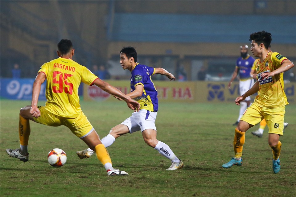 Đây là trận cầu khó khăn nhất của Hà Nội FC kể từ đầu mùa giải, khi vấp phải lối chơi tấn công sắc nét và nhiệt huyết của các cầu thủ xứ Thanh.