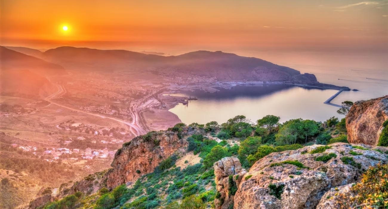 Hoàng hôn trên biển Địa Trung Hải ở Oran, Algeria