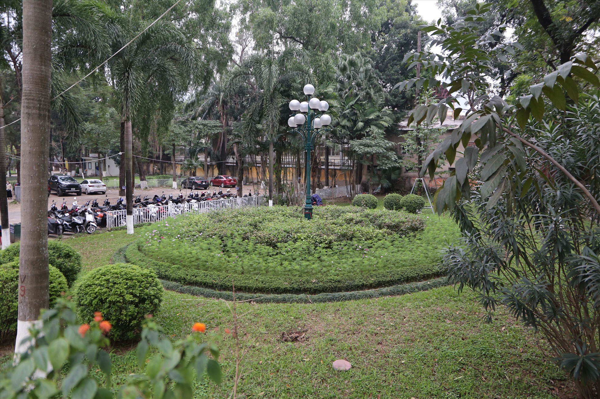 Vườn hoa được xem là vùng đệm sau khi mở rào công viên. Ảnh: Vĩnh Hoàng