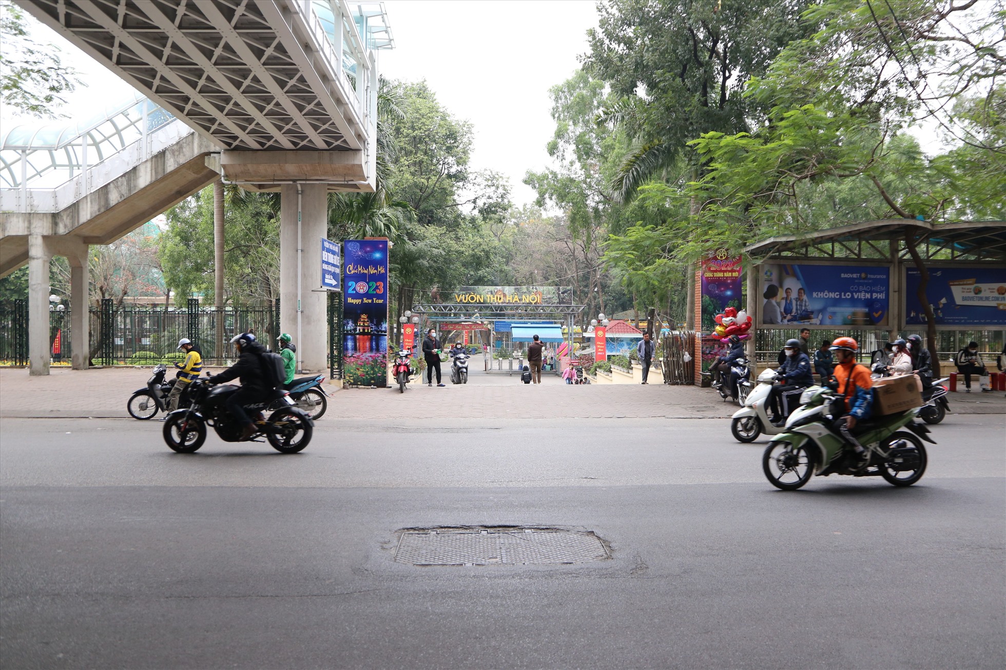 Khu vực được nghiên cứu đang là điểm chờ xe buýt và là lối lên xuống của ga Cầu Giấy (thuộc Dự án tuyến đường sắt đô thị Nhổn - ga Hà Nội). Ảnh: Vĩnh Hoàng