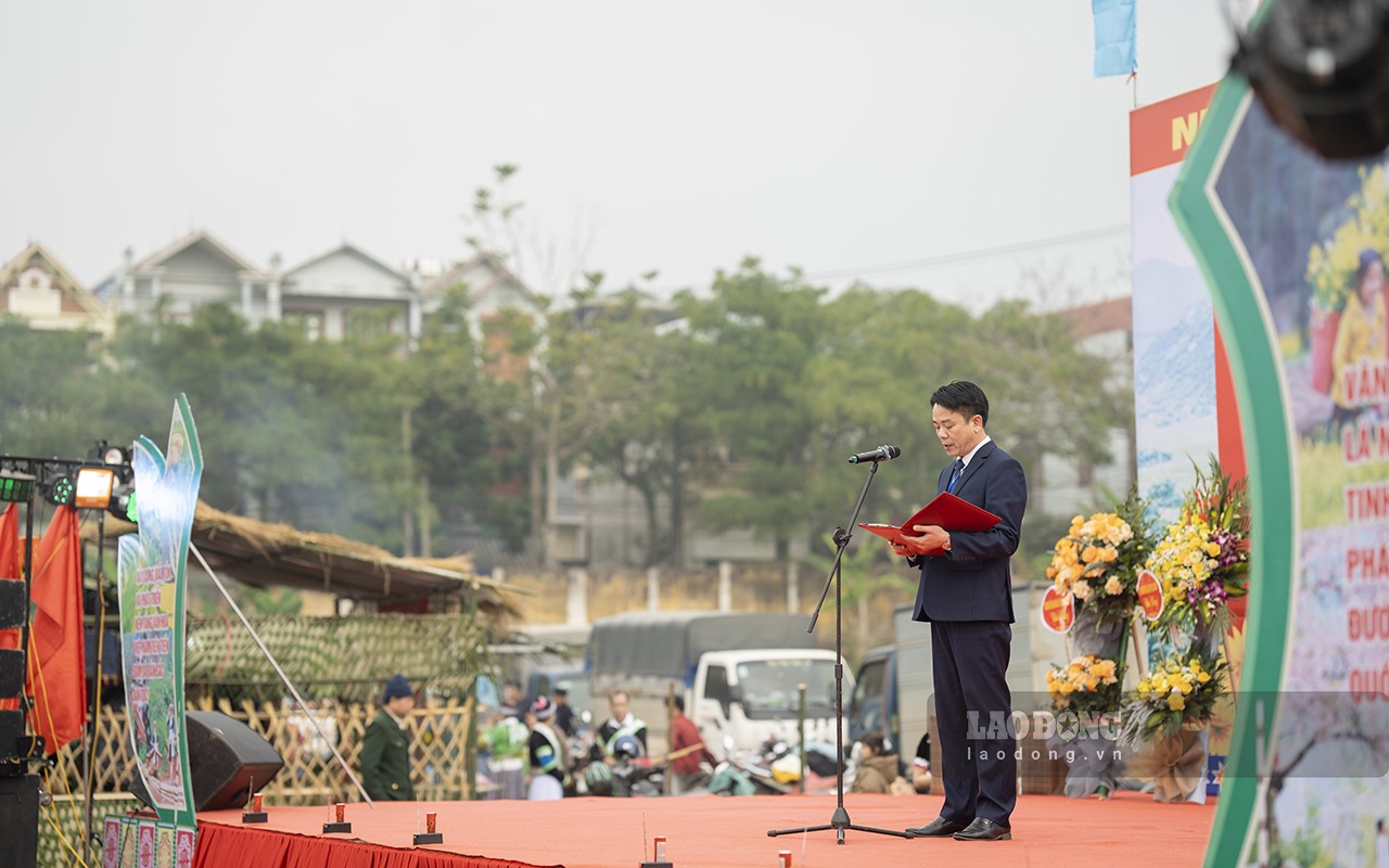 Ông Đàm Thế Trang - Phó Chủ tịch UBND huyện Hoà An đọc diễn văn khai mạc Ngày hội văn hoá dân tộc Mông năm 2023.
