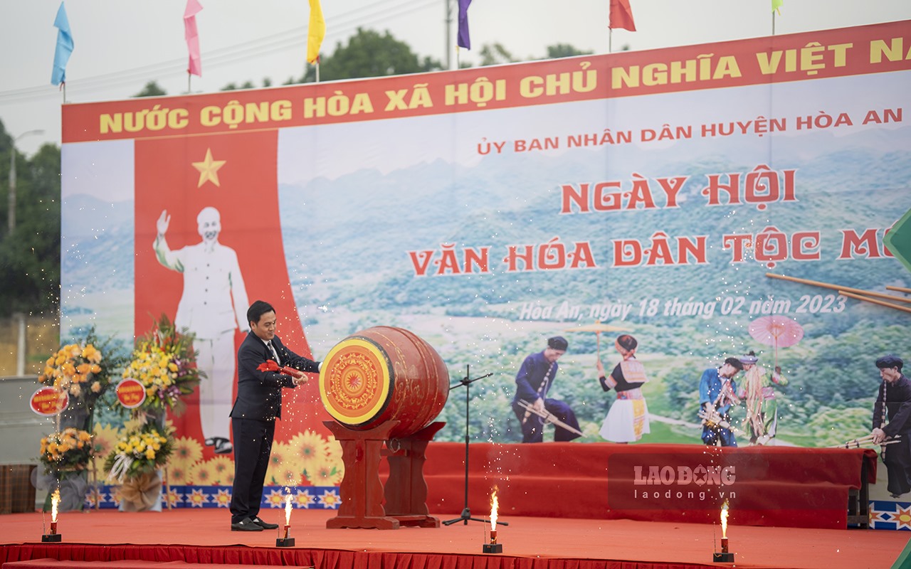 Sau diễn văn khai mạc, ông Luân Chiến Công - Chủ tịch UBND huyện đã đánh tiếng trống khai mạc ngày hội.