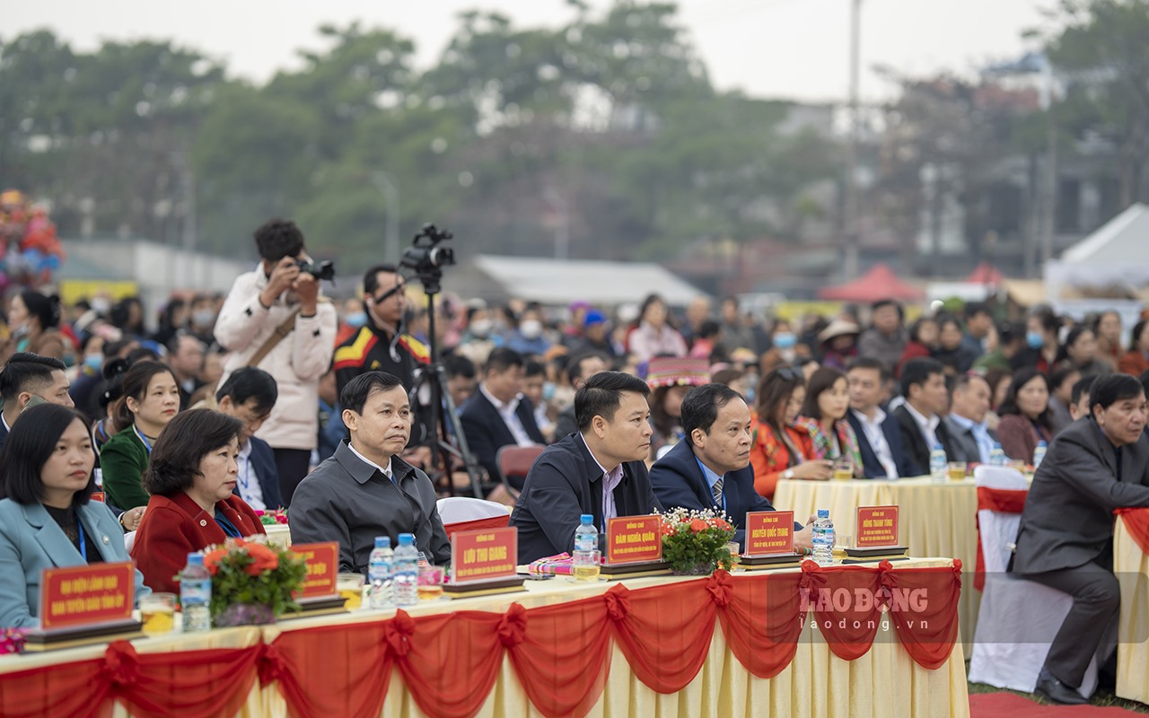 Ông Nguyễn Quốc Trung (thứ 2 từ trái sang) - Bí thư Huyện uỷ Hoà An cùng các đại biểu dự sự kiện.