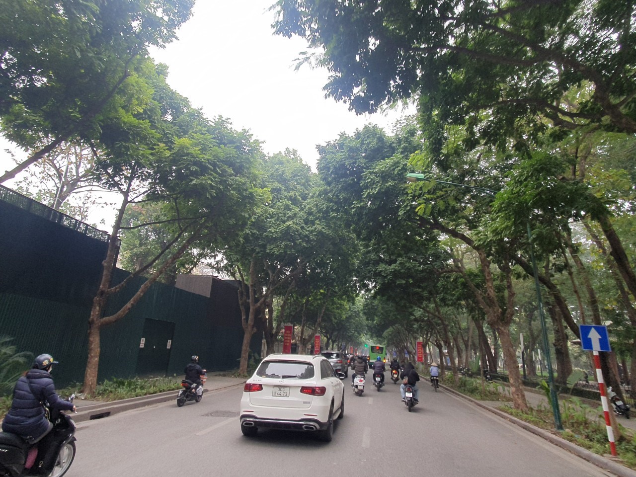 Còn tuyến phố Trần Phú có hai hàng cây xanh mát, đông đúc phương tiện qua lại này nằm trên địa bàn quận Ba Đình. Ảnh: Phạm Đông