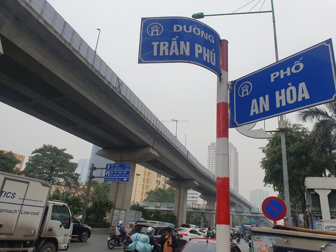Đường Trần Phú trên địa bàn quận Hà Đông (Hà Nội), nơi có tuyến đường sắt đô thị Cát Linh - Hà Đông chạy qua. Ảnh: Phạm Đông