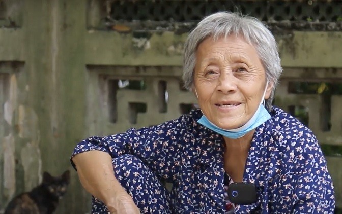 Bà Mai - người đã cưu mang mèo hoang và chim trời ở Thảo Cầm VIên. Ảnh: Cát Tiên