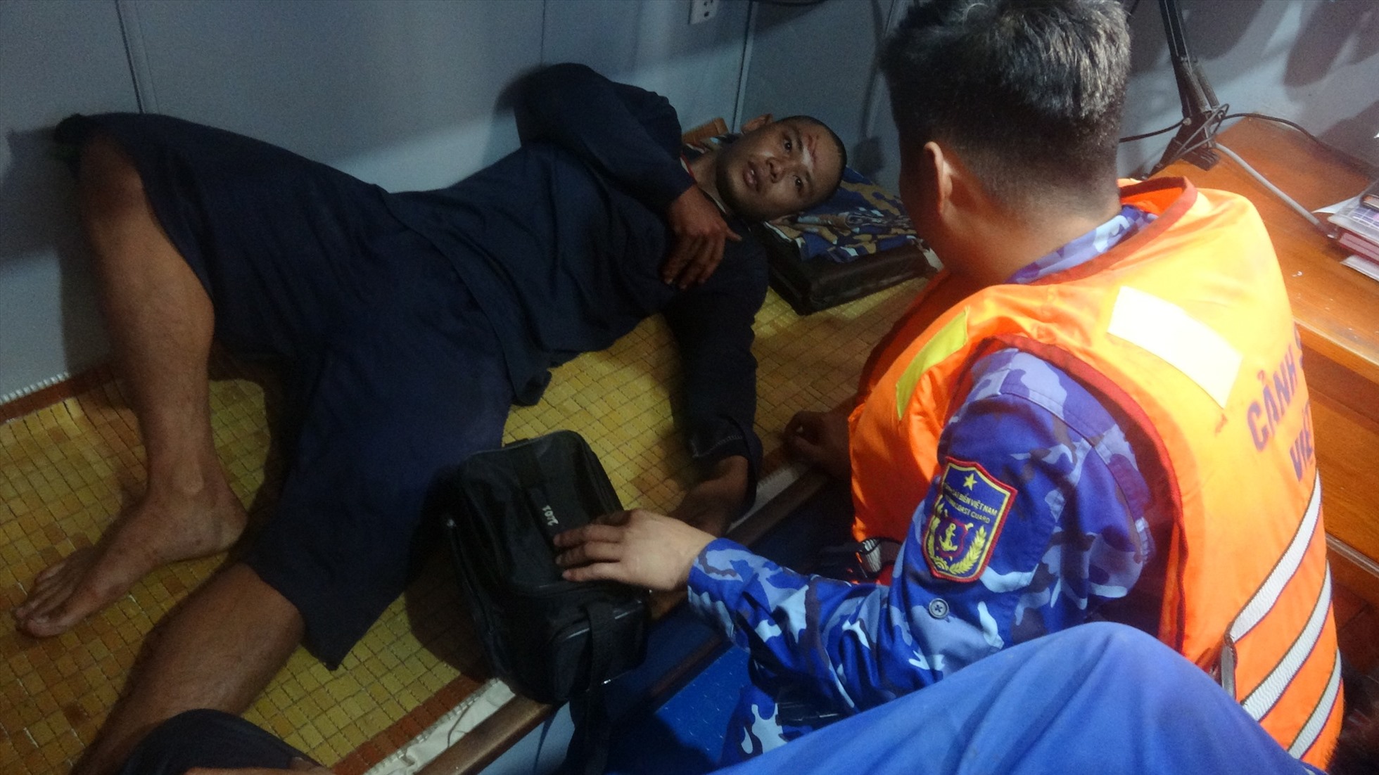 Ngư dân Võ Thanh Nam (sinh năm 1998) trong quá trình hoạt động bị dập liệu đạo trước làm bàng quang căng tức, bí tiểu. Ảnh: BTL Vùng Cảnh sát biển 4