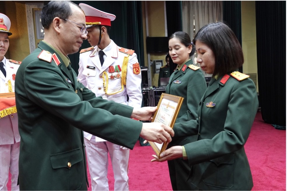 Thiếu tướng Đinh Quốc Hùng trao bằng khen tặng các cá nhân có thành tích xuất sắc trong phối hợp thực hiện nhiệm vụ chính trị với Ban Quản lý Lăng năm 2022. Ảnh: Minh Hương.