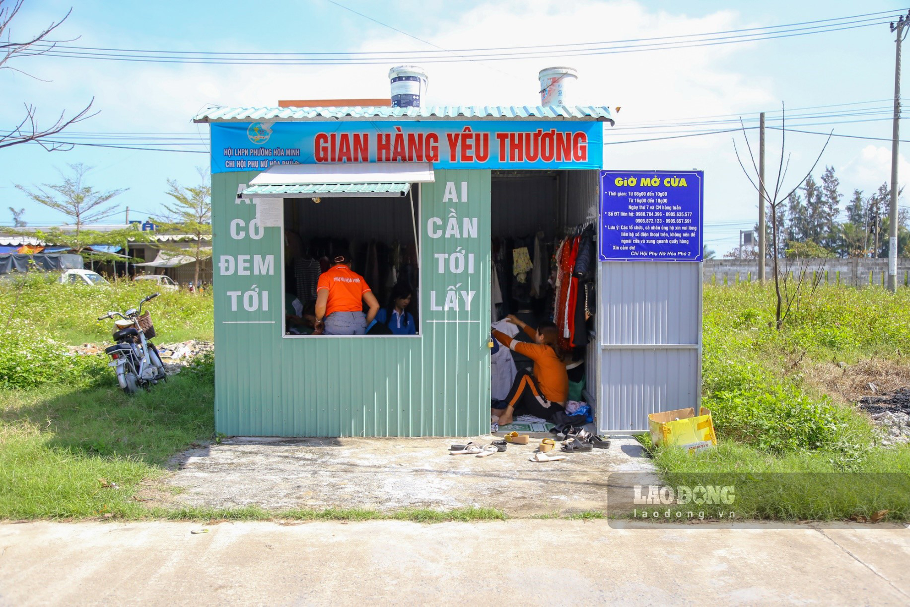 Gian hàng quần áo 0 đồng nằm trên 1 lô đất trống tại kiệt 164 Nguyễn Chánh, Phường Hòa Minh, Quận Liên Chiểu và đã hoạt động từ đầu năm 2022 cho đến nay.