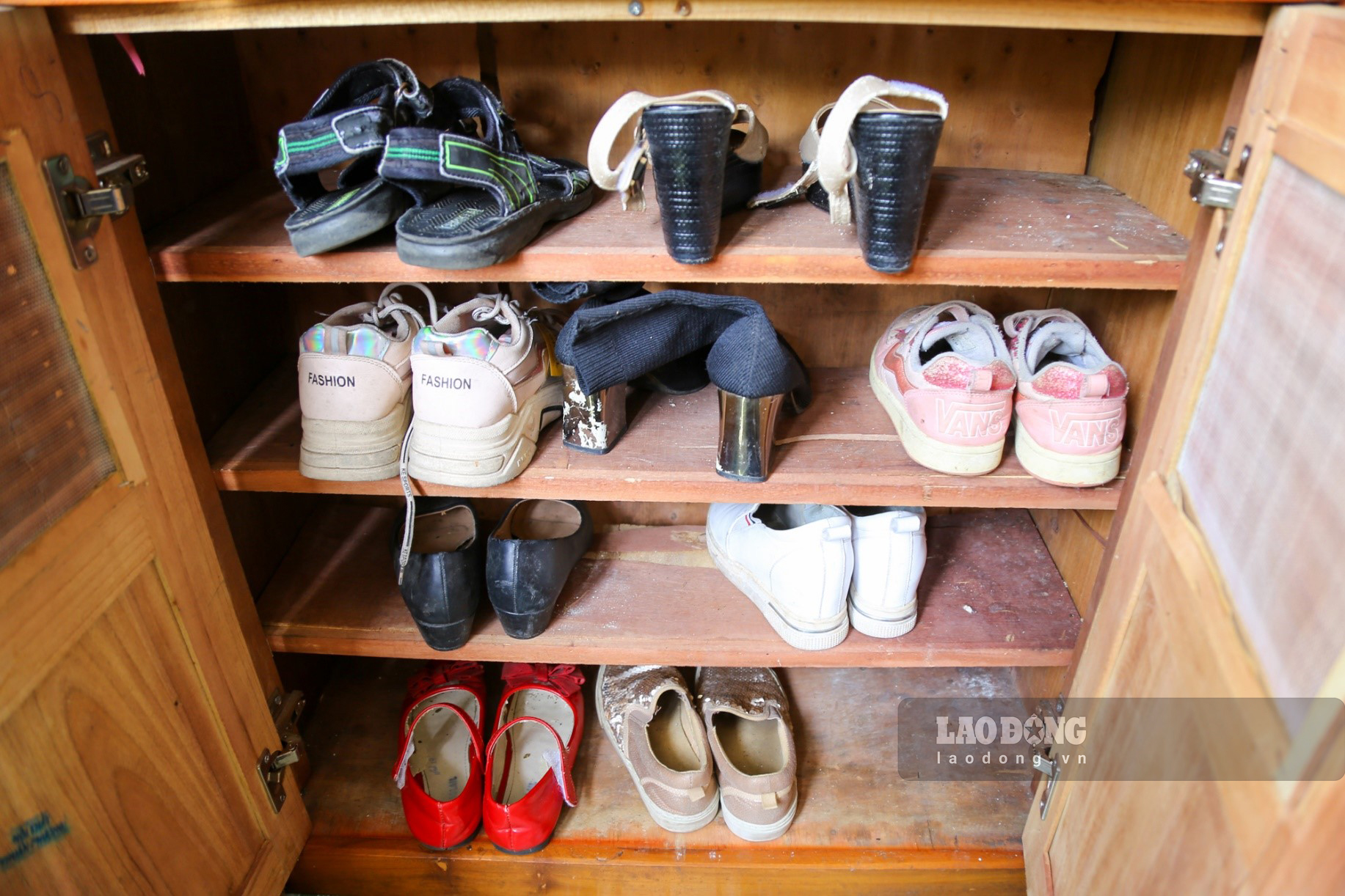 Không chỉ quần áo, giày dép cũng được để trong gian hàng cho những ai cần đến lấy.