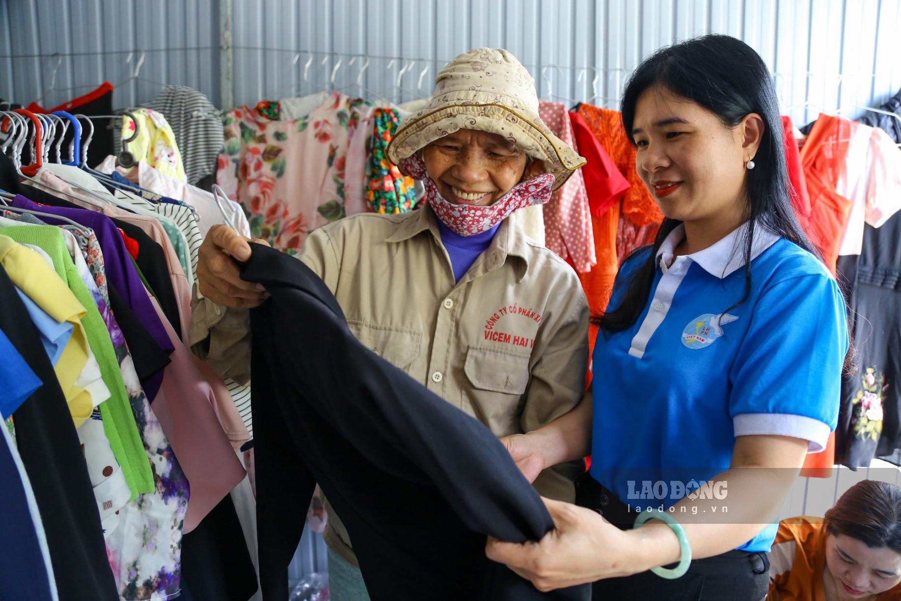Quần áo ở đây cũng nhiều bộ đẹp, tôi lựa một số bộ về sử dụng thường ngày mà có một số bộ mặc để đi chơi cũng được” – cô Phạm Thị Hảo (68 tuổi, làm nghề nhặt ve chai) vui vẻ nói.