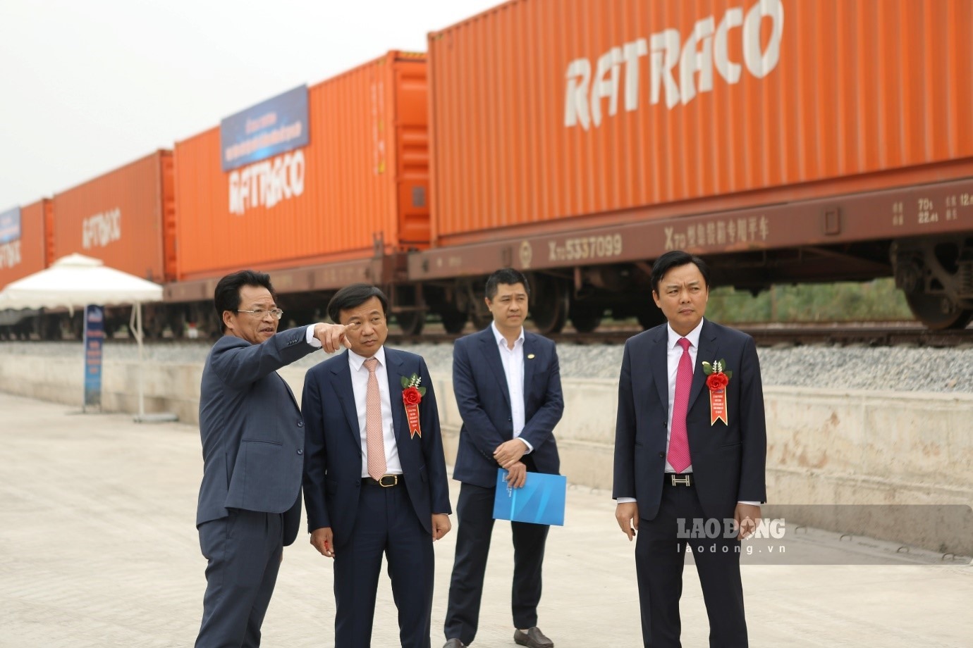 Đại diện Bộ Giao thông vận tải và đại diện UBND tỉnh Bắc Giang dự chuyến hàng quốc tế đầu tiên xuất phát từ ga Kép. Ảnh: Nguyễn Kế