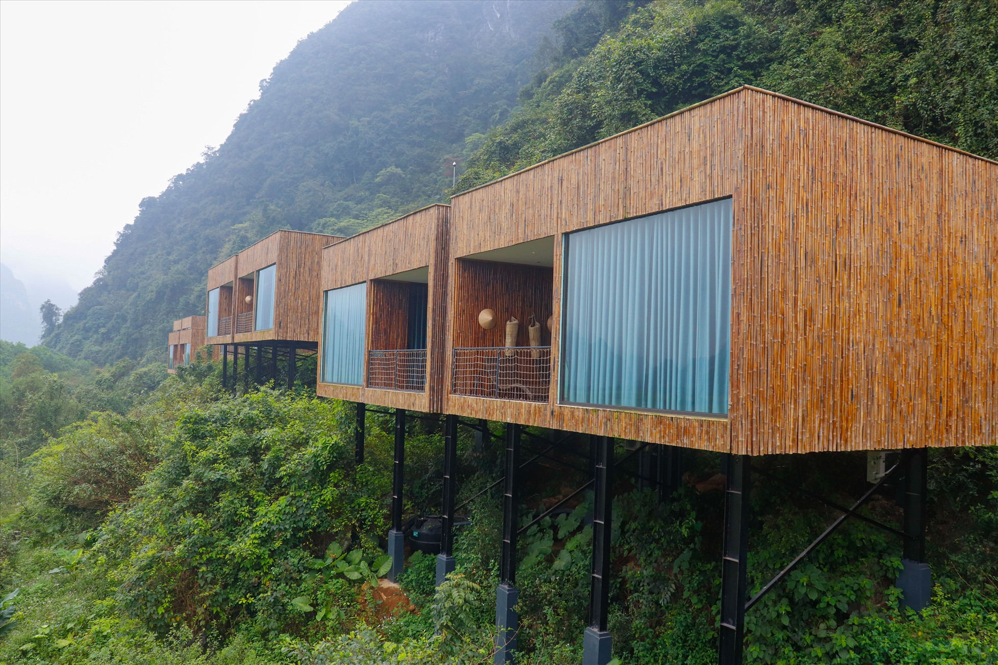 Tú Làn Lodge được xây dựng ằm dọc theo triền núi thôn Yên Thọ. Ảnh: Đức Tuấn