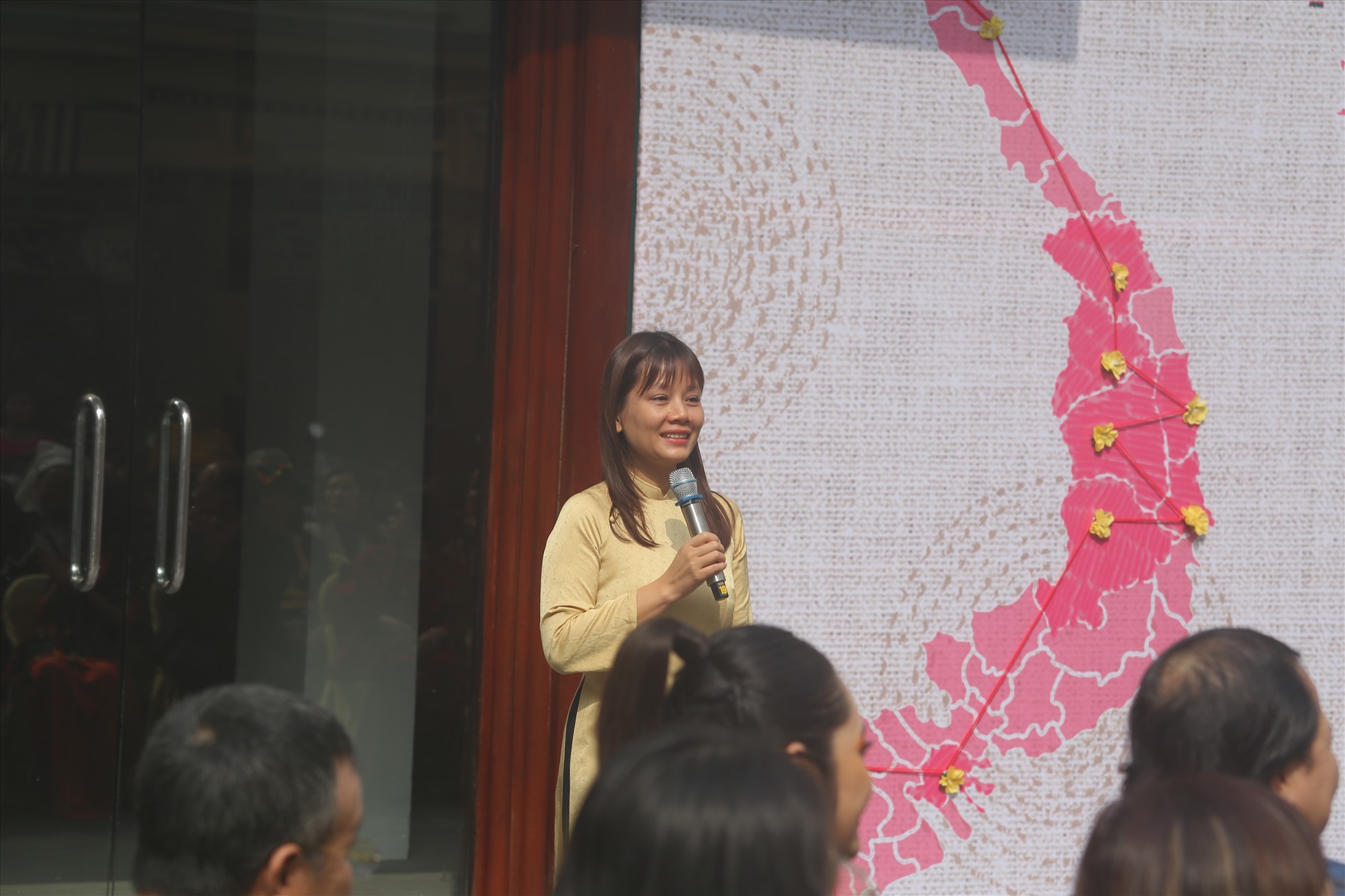 Đạo diễn Nguyễn Bông Mai xúc động gửi lời cảm ơn đến đồng nghiệp, bạn bè và đồng bào dân tộc đã giúp đỡ và ủng hộ cô suốt thời gian qua. Ảnh: Huyền Chi