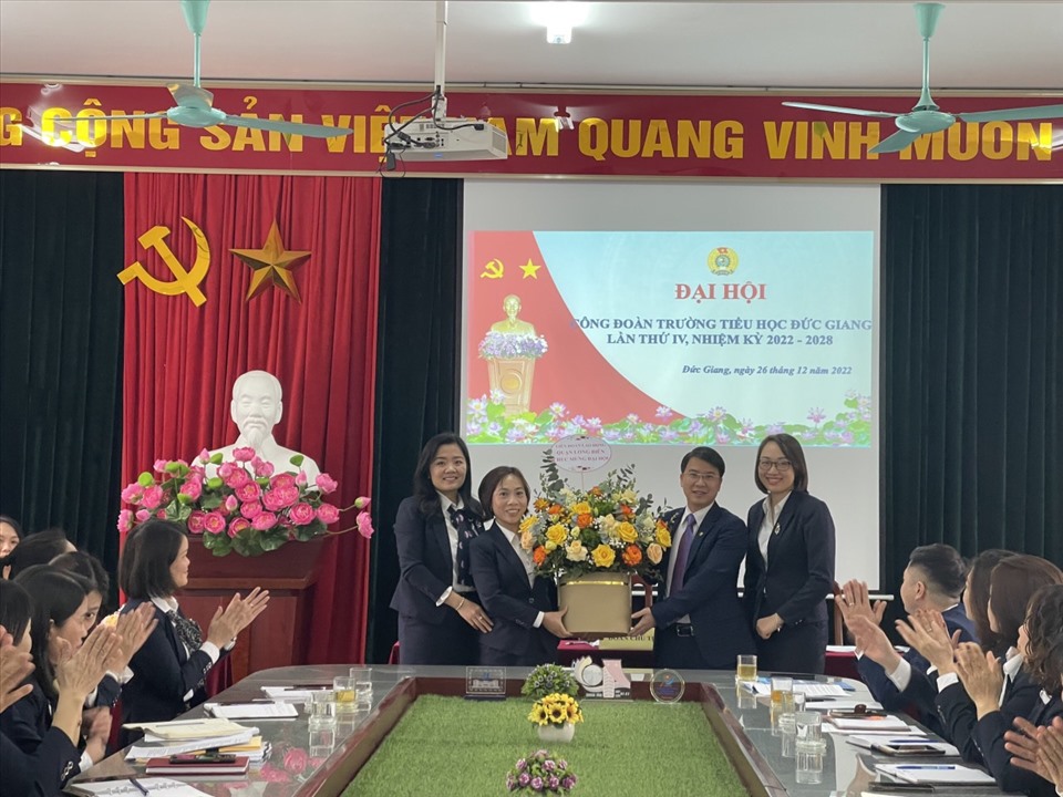 Lãnh đạo LĐLĐ quận Long Biên (bên phải) tặng hoa chúc mừng đại hội công đoàn cơ sở thành công. Ảnh: Công đoàn quận Long Biên