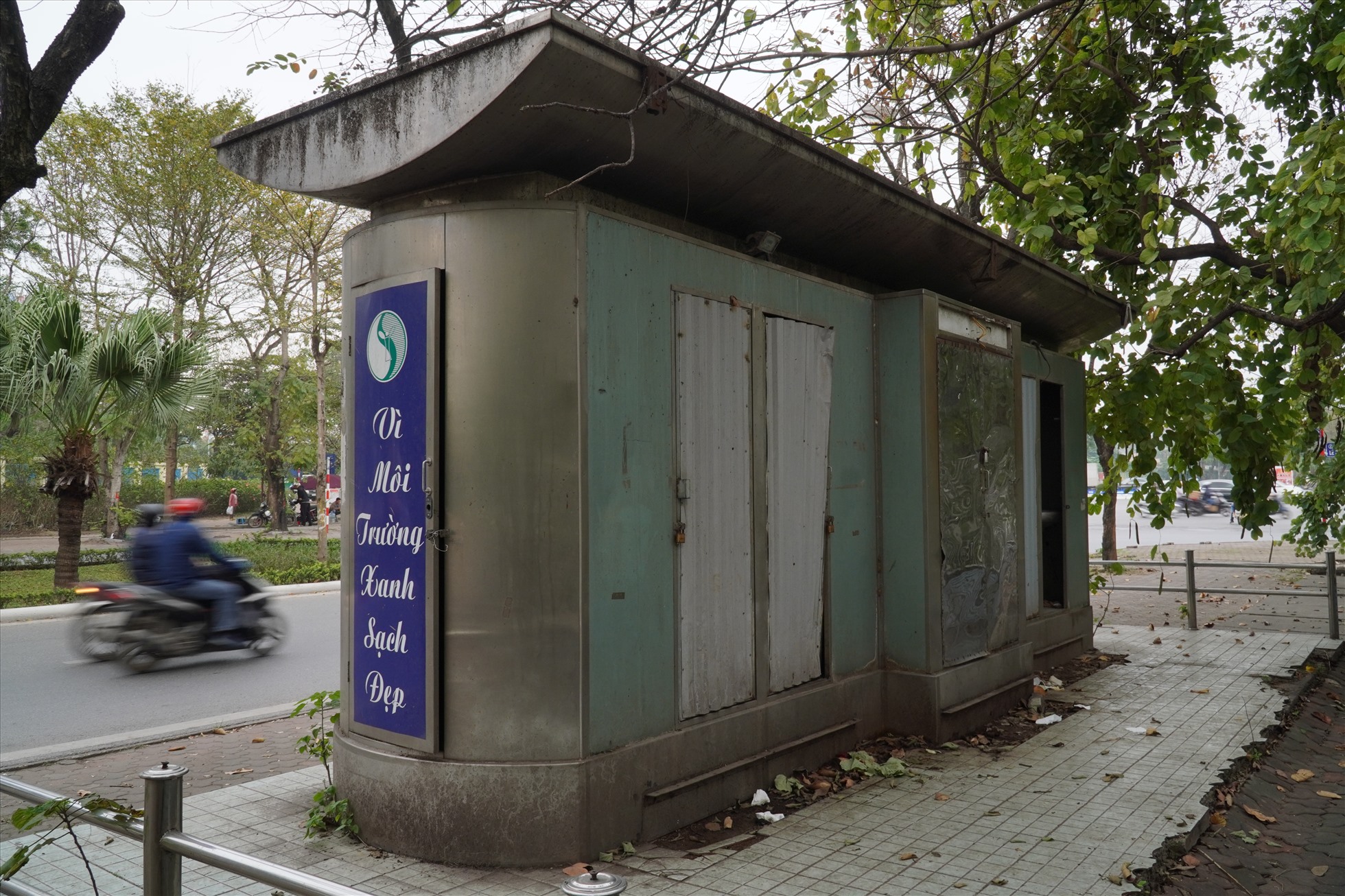 Theo ghi nhận, hàng loạt nhà vệ sinh công cộng tại Hà Nội đang có dấu hiệu xuống cấp sau nhiều năm đưa vào sử dụng.