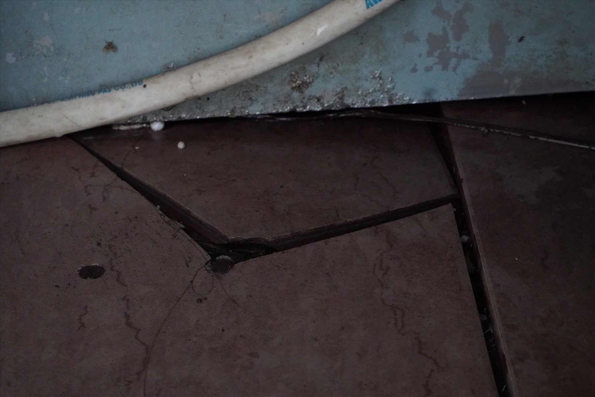 Tại các nhà vệ sinh quanh khu vực bến xe Mỹ Đình, nền gạch bị vỡ, ngấm nước nên bốc mùi hôi thối khó chịu.