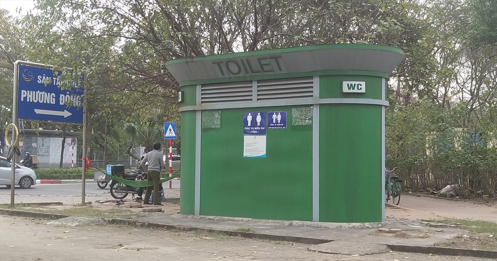Theo Sở Xây dựng Hà Nội, hiện thành phố có khoảng 400 nhà vệ sinh công cộng, gồm trên 250 nhà bằng gạch xây trước năm 1990 tại các khu dân cư, số còn lại bằng thép tại đường phố, vườn hoa công cộng,…