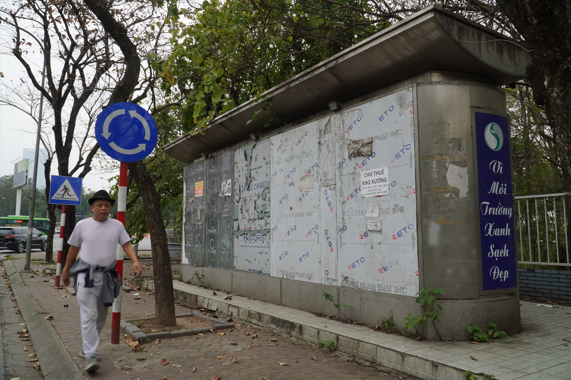 Ông Trần Văn Toàn (quận Nam Từ Liêm) cho biết: “Hệ thống nước hư hỏng, nhiều nhà vệ sinh công cộng tại đây đã phải đóng cửa. Nhiều người dân hay đi tập thể dục qua đây thường xuyên phóng uế luôn bên ngoài nhà vệ sinh“.