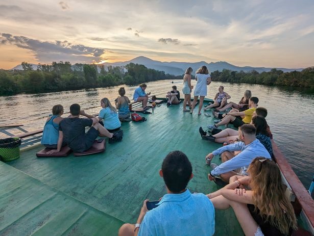 Ngồi thuyền ngắm cảnh ở Kampot, Campuchia. Ảnh: Irish Mirror