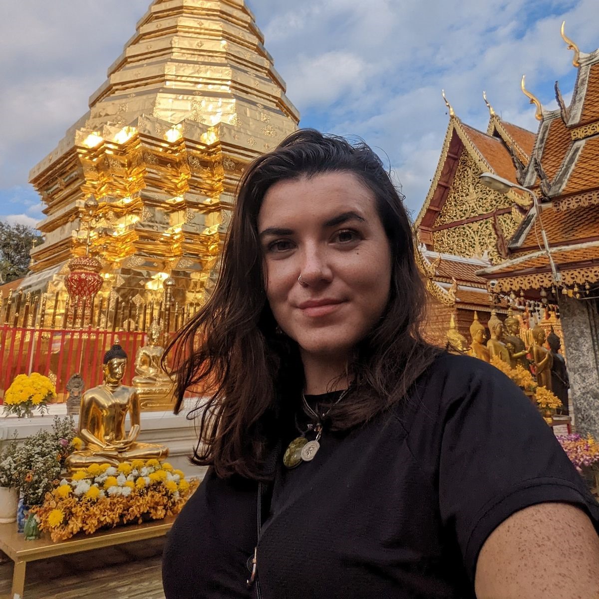 Claire check-in đền Doi Suthep ở Chiang Mai, Thái Lan. Ảnh: Claire Scott