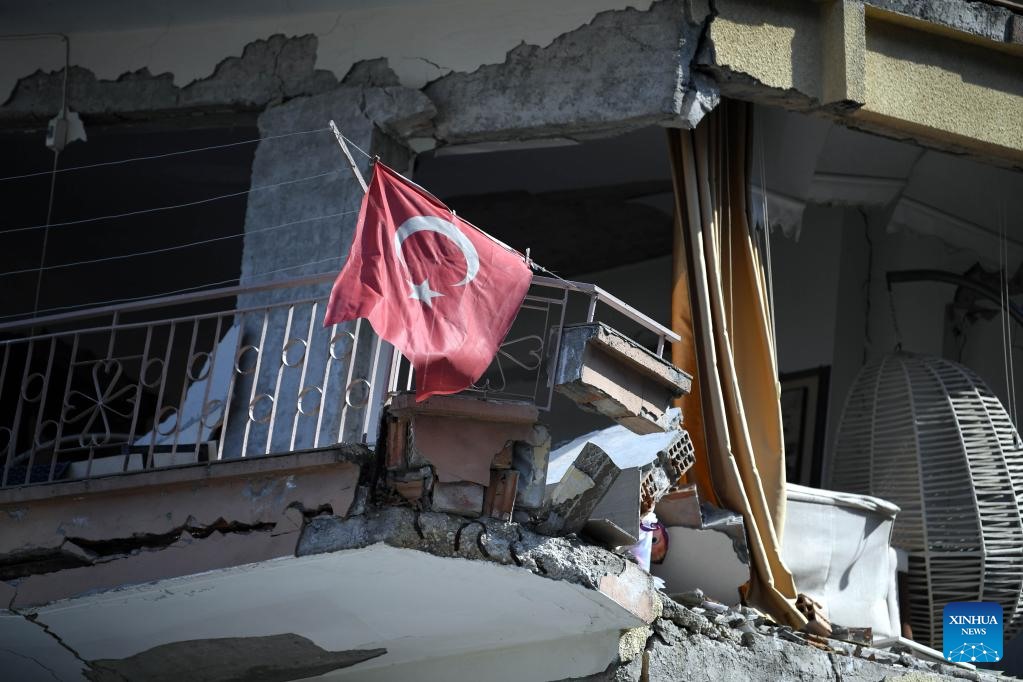 Cờ Thổ Nhĩ Kỳ tại một ngôi nhà ở Antakya, tỉnh Hatay sau trận động đất hủy diệt. Ảnh: Xinhua