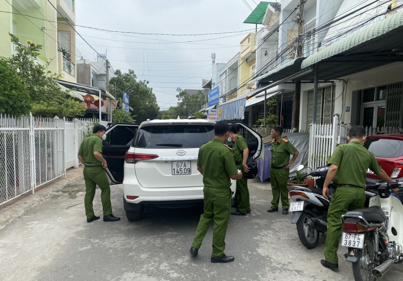 Cơ quan Cảnh sát điều tra Công an An Giang thực hiện lệnh khám xét nhà Trương Hiếu Phúc, Giám đốc Công ty TNHH MTV Tư vấn xây dựng Trương Đặng, liên quan đến vụ án tham ô tài sản. Ảnh: Công an An Giang