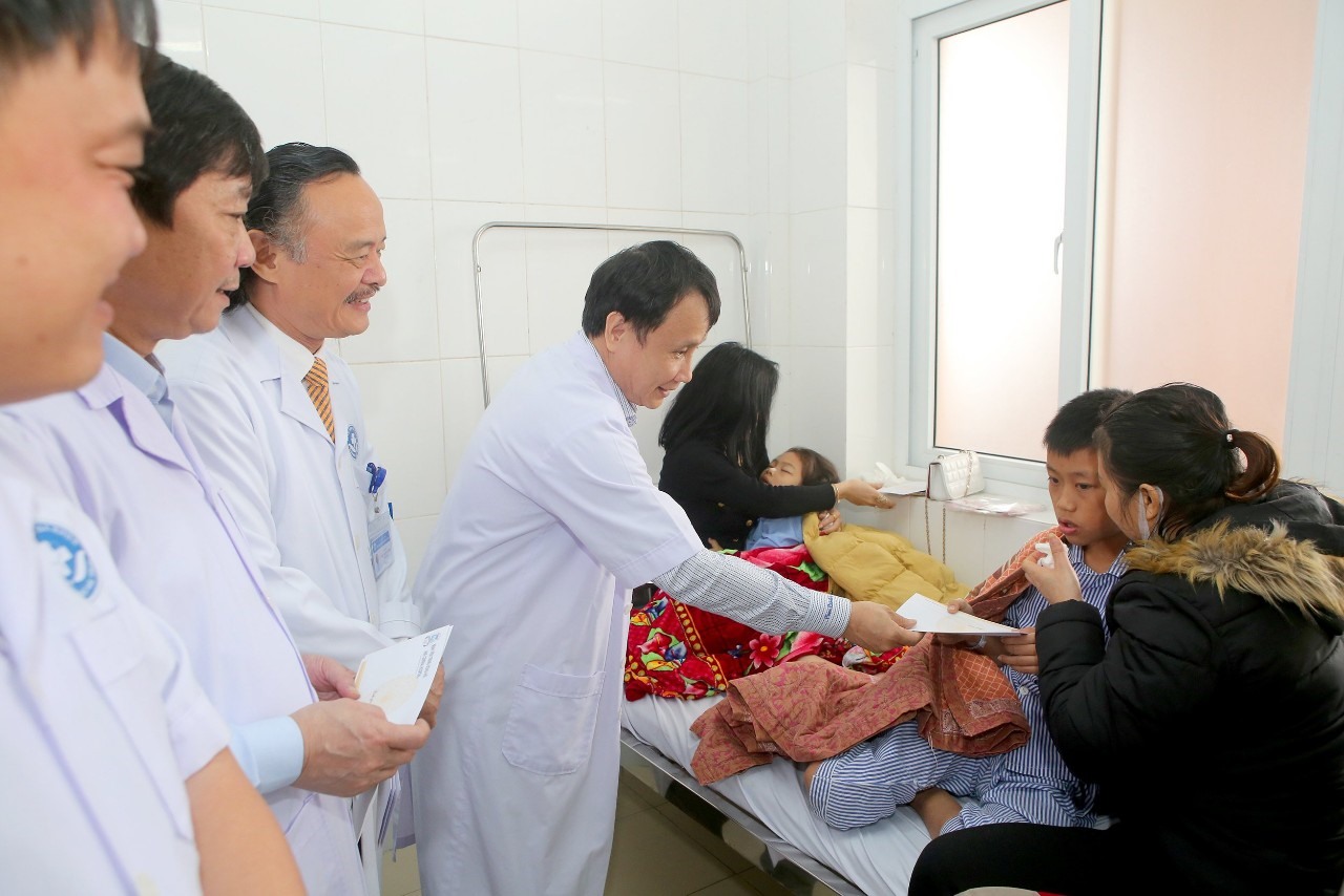 Ông Phạm Như Hiệp - Giám đốc Bệnh viện Trung ương Huế tặng quà cho bệnh nhân nghèo đang điều trị tại các cơ sở y tế ở tỉnh Hà Tĩnh. Ảnh: Bệnh viện cung cấp.