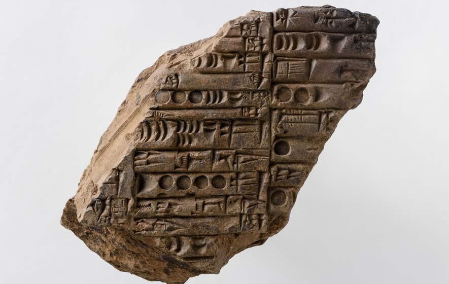 Một phiến đất sét hành chính Akkadian cổ có hình khắc thuộc kho lưu trữ của cung điện Girsu, được giải cứu khỏi Tablet Hill, Girsu,, được bảo tồn và gửi đến Bảo tàng Iraq ở Baghdad (Dự án Girsu/pa)
