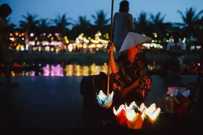 Đi thuyền thả đèn giữa phố cổ Hội An. Ảnh: Unsplash