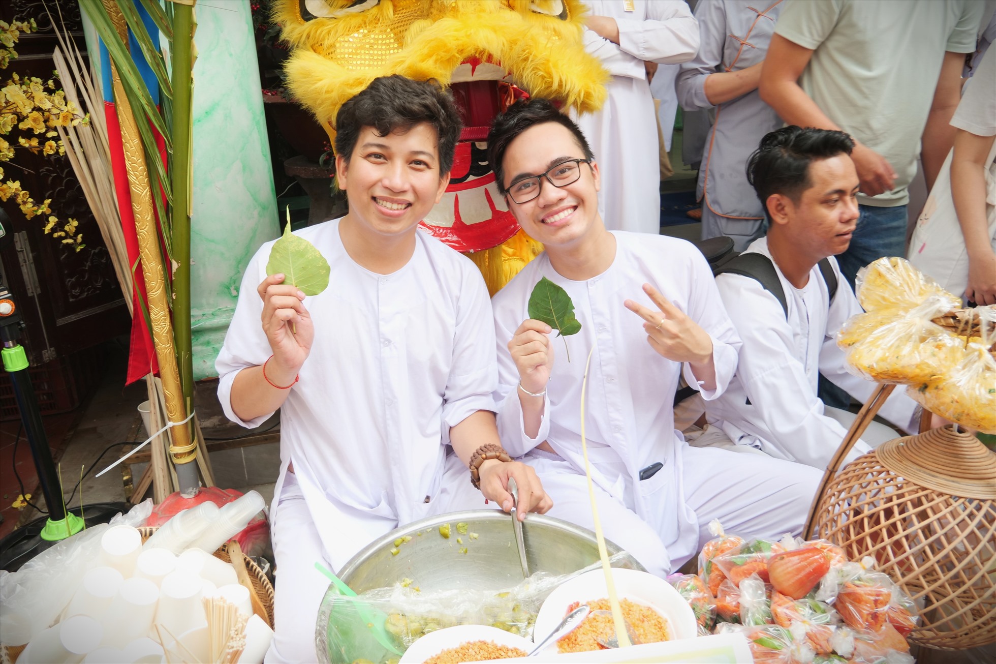 Nguyễn Trần Gia Bảo (24 tuổi, quận 10) lần đầu tiên tham dự phiên chợ với tư cách là người bán. Bảo cho biết: “Muốn bán ở phiên chợ lá thì mình đăng kí trước với ban cai quản, sau đó sẽ được sắp xếp vị trí để ngồi bán. Vì đây là lần đầu tiên tham gia nên mình cũng rất mong chờ“.