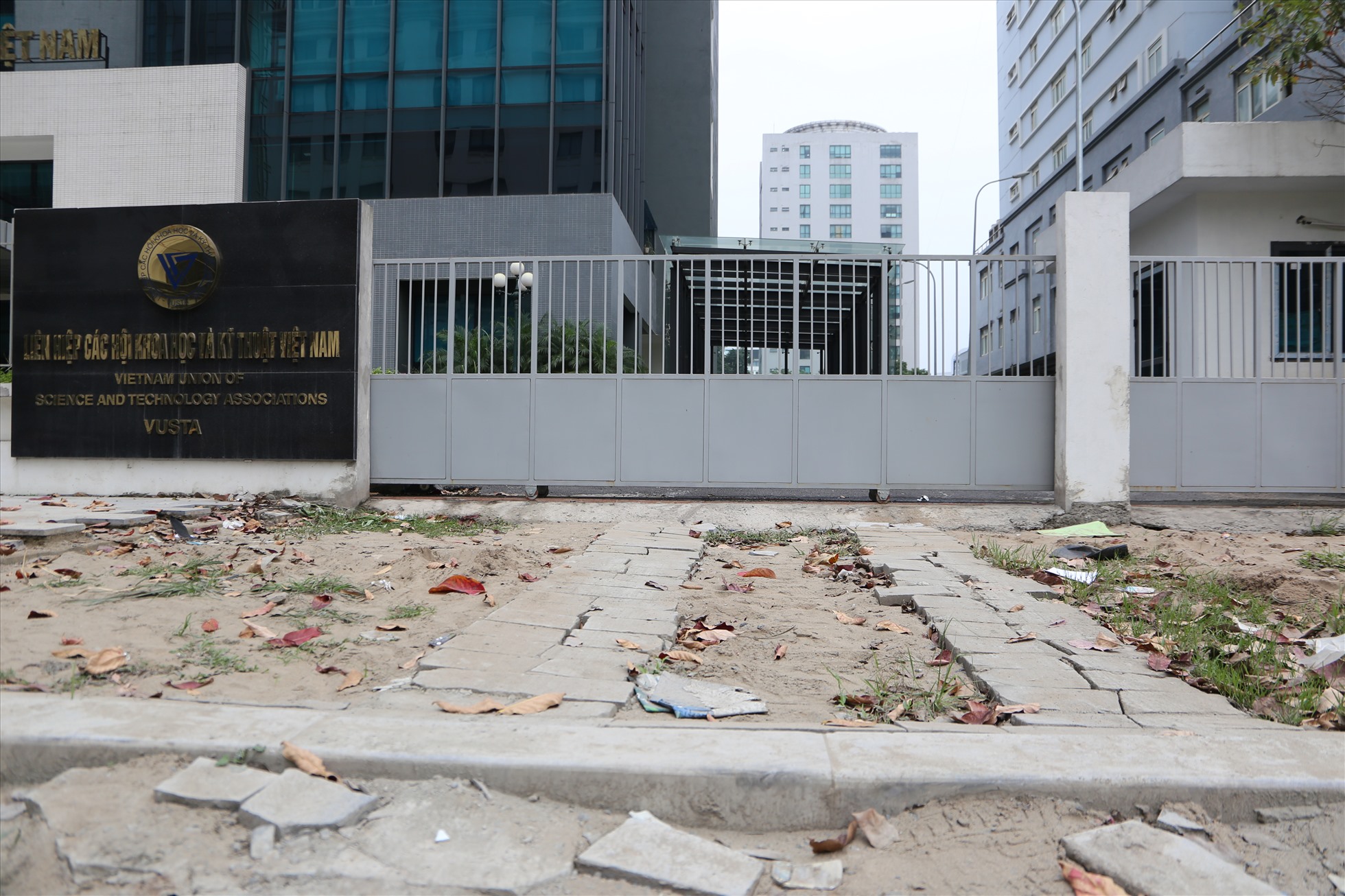 Tại cổng Liên hiệp các hội khoa học và kỹ thuật Việt Nam, phải xếp gạch thành hai hàng mới có thể di chuyển vào cơ quan. Ảnh: Vĩnh Hoàng