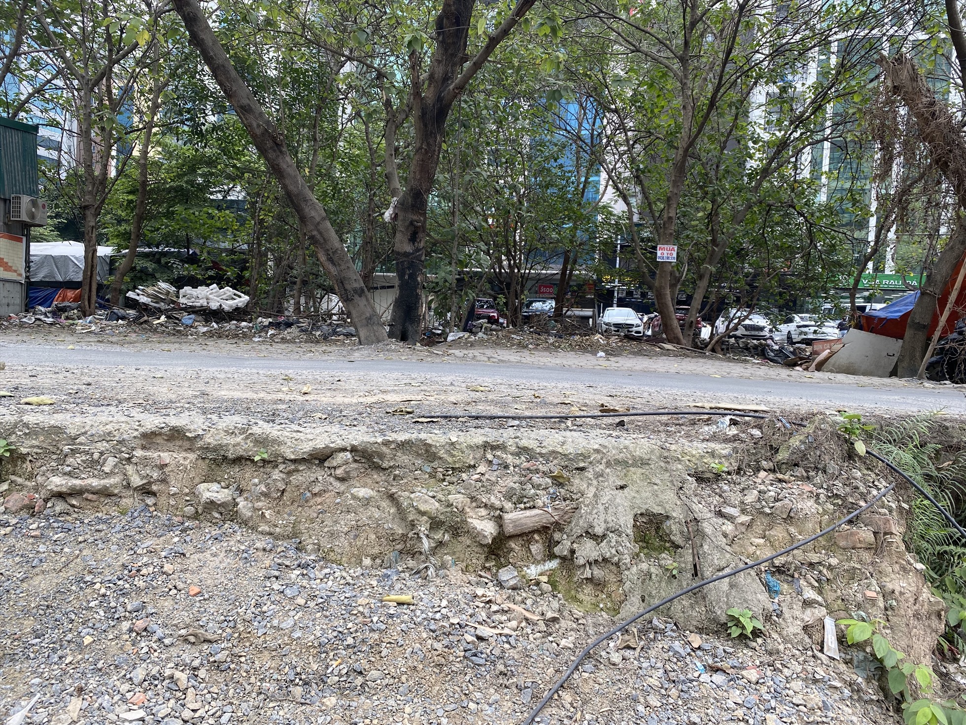 Hai mặt đường tách biệt tại ngõ 15 phố Duy Tân. Ảnh: Vĩnh Hoàng