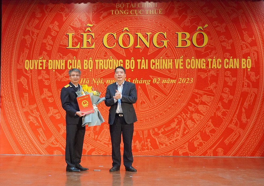 Thứ trưởng Bộ Tài chính Cao Anh Tuấn trao quyết định và chúc mừng ông Mai Xuân Thành. Ảnh: TTXVN