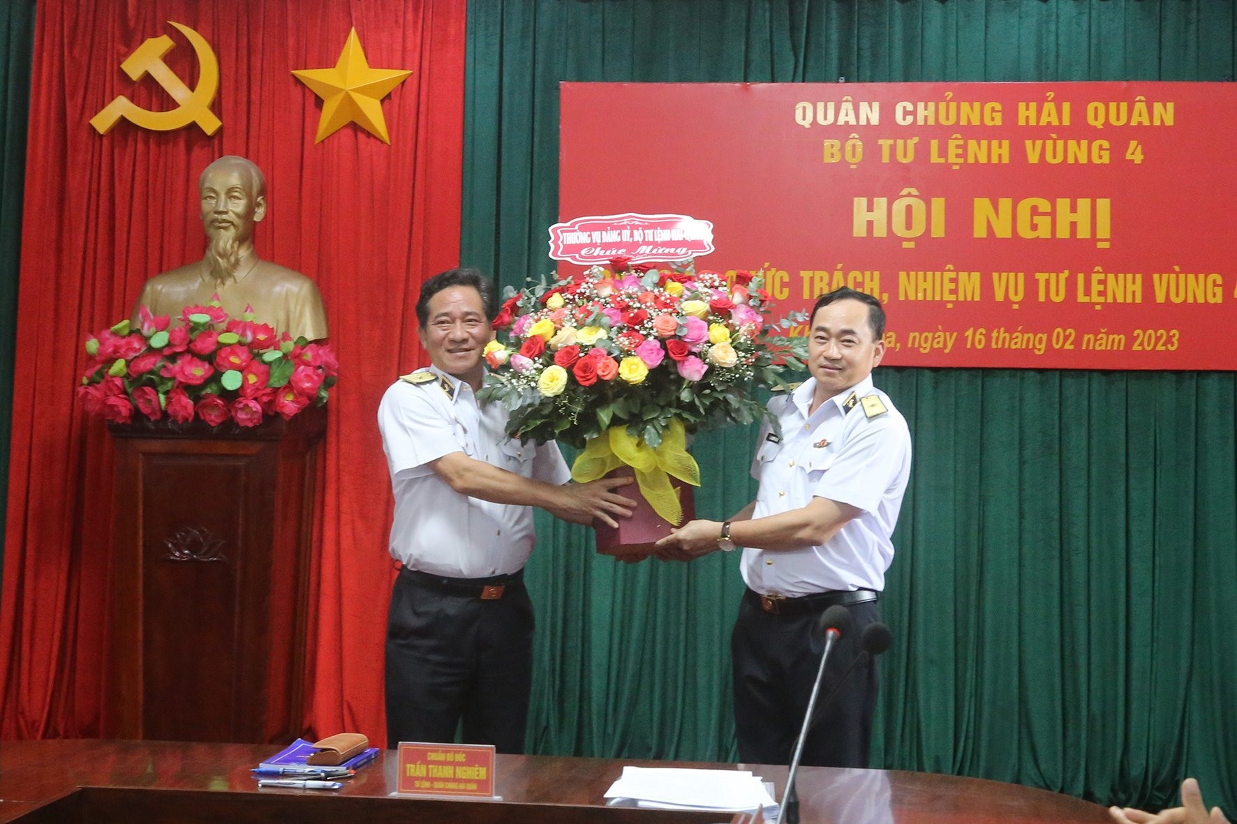 Tư lệnh Quân chủng Hải quân Trần Thanh Nghiêm (phải) tặng hoa tân Phó Tư lệnh Quân chủng Hải quân Nguyễn Đình Hùng. Ảnh: VGP