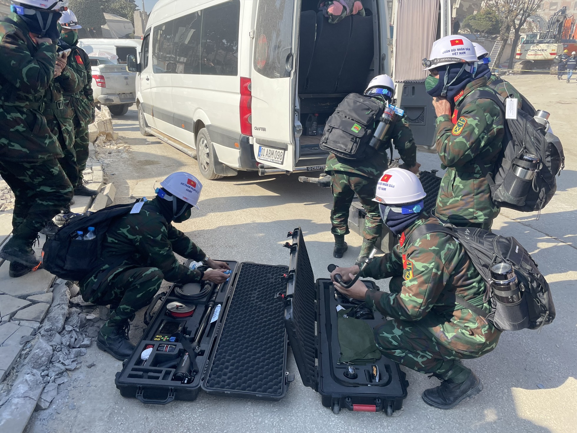 Lực lượng cứu hộ Việt Nam chuẩn bị cho một buổi tham gia cứu hộ tại Hatay, Thổ Nhĩ Kỳ. Ảnh: Văn Hiếu