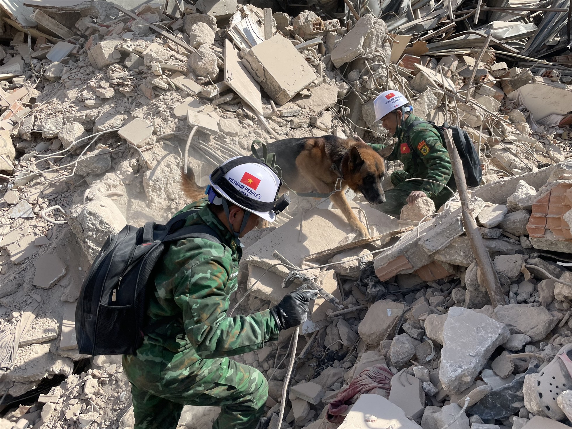 Đoàn Việt Nam đã trực tiếp hỗ trợ tìm kiếm được 12 nạn nhân bị vùi trong những đống đổ nát tại Hatay. Ảnh: Văn Hiếu