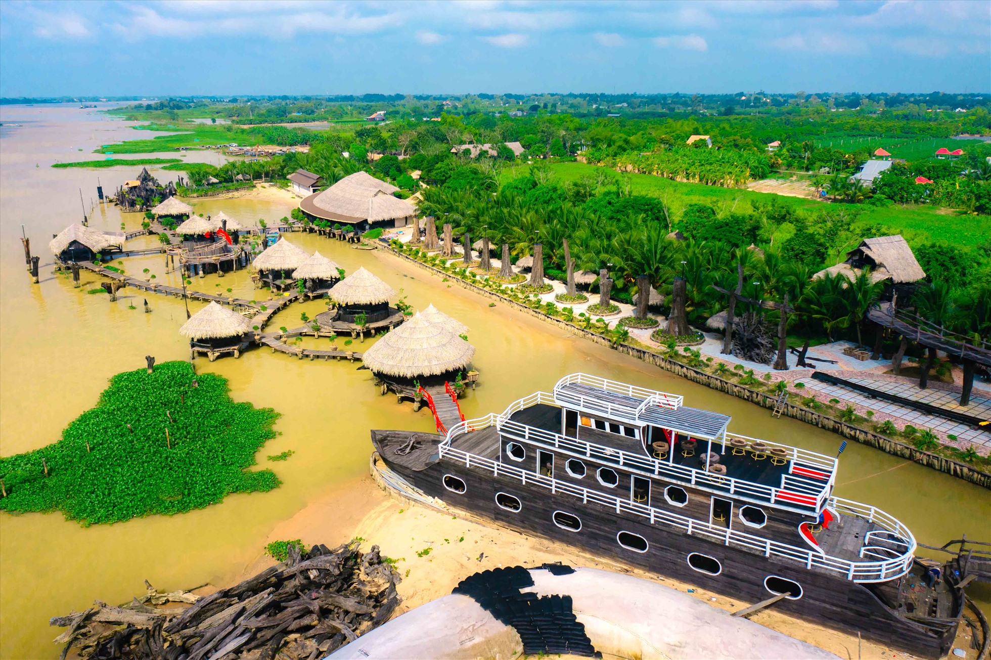 Một góc Khu du lịch sinh thái Cồn Én, nơi đang sở hữu cây dừa đột biến độc lạ với 1 thân 4 ngọn. Ảnh: Lâm Điền