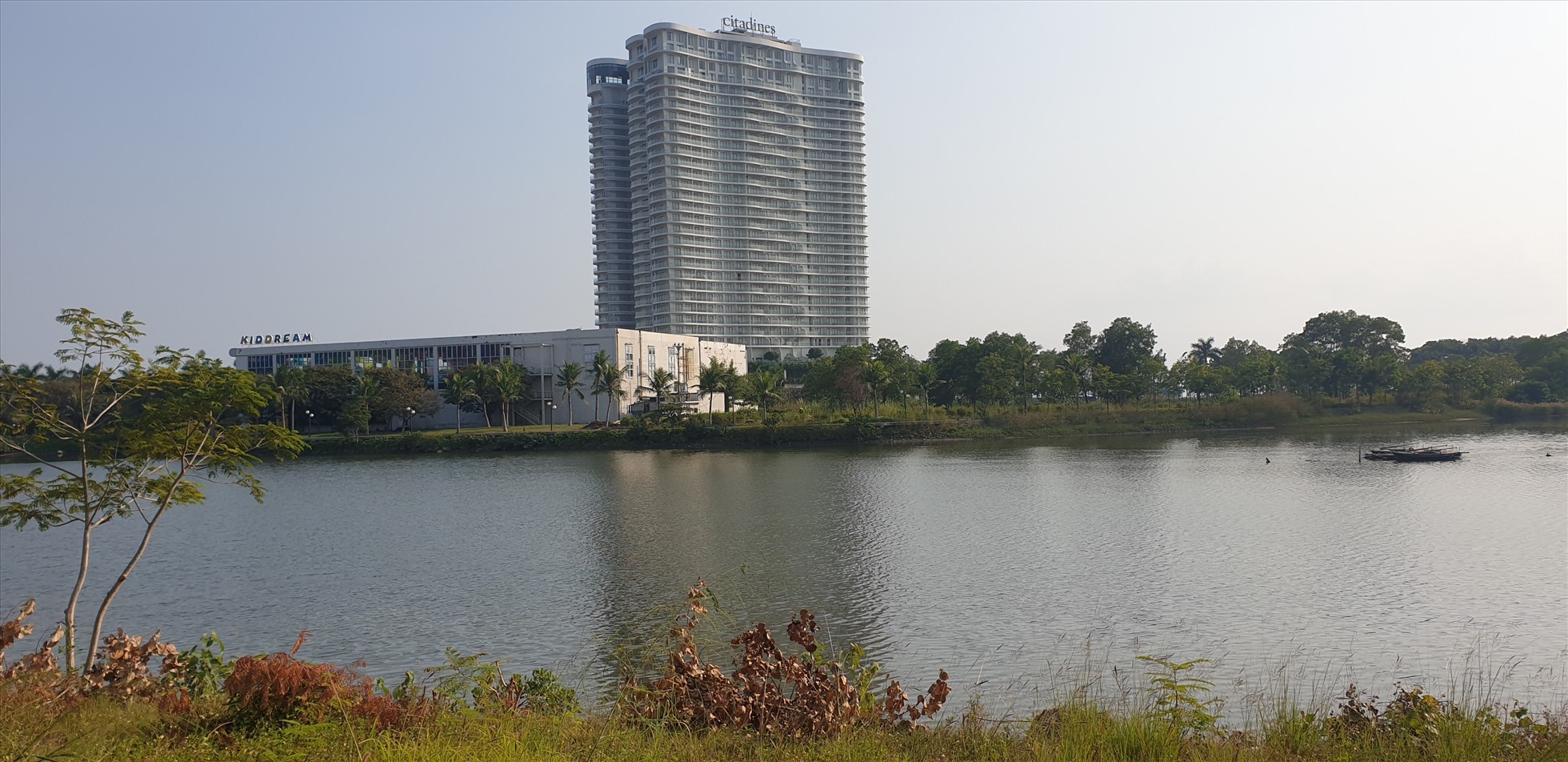 Tòa cao ốc này nằm ngay bờ biển vịnh Hạ Long. Ảnh: Nguyễn Hùng