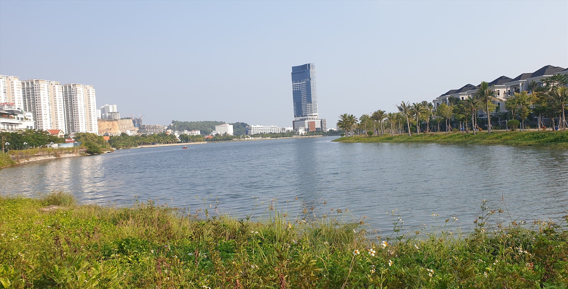 Các tòa nhà cao tầng nằm ở khu vực ven bờ biển vịnh Hạ Long thuộc các phường Bãi Cháy, Hùng Thắng tiếp tục mọc lên. Ảnh: Nguyễn Hùng